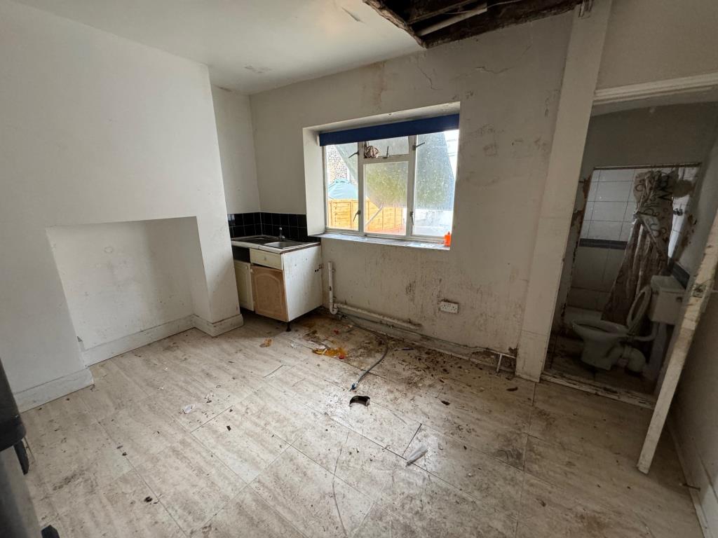 Lot: 53 - FOUR-BEDROOM HOUSE WITH BASEMENT NEAR TOWN CENTRE - Ground floor room to rear